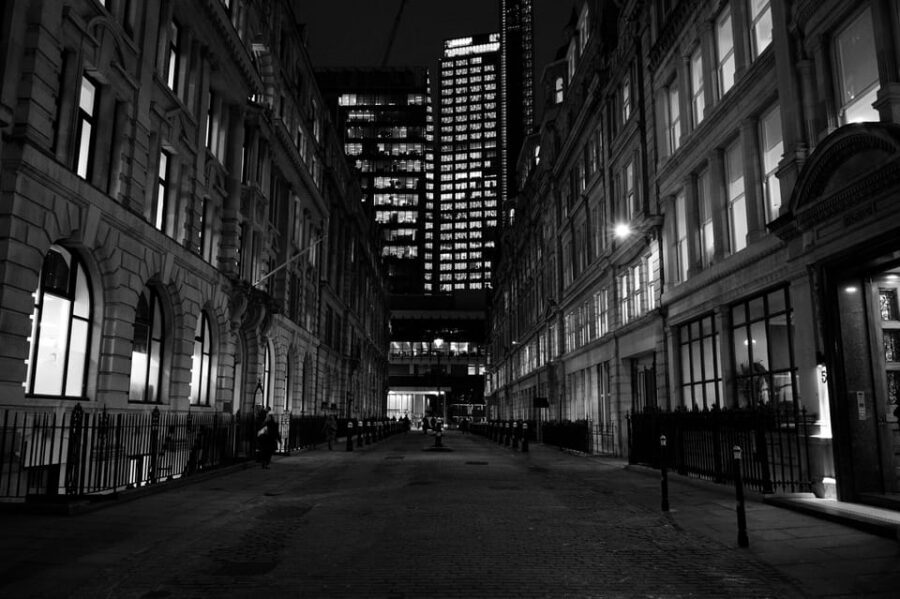 London: Jack the Ripper Tour and Underground Prison in Spanish - Newgate Prison Descent: The Moment Most People Will Remember