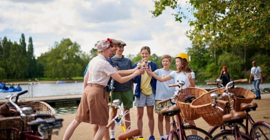 London: Private Family Guided Bike Tour with Childseats - Street art time at Leake Street and the Banksy-linked story