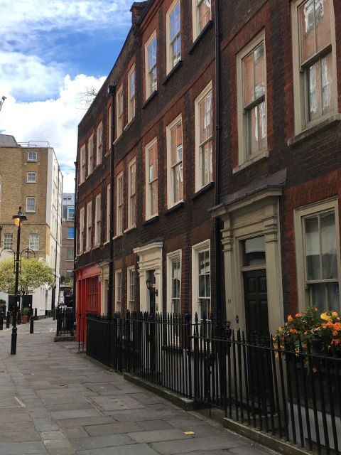 London: Private Intro Walk with a Local Guide - Buckingham Palace and Trafalgar Square: the two big stages