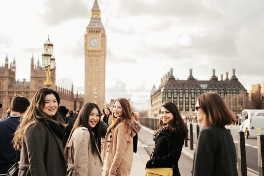 London: Private Photography with Professional Photographer - Posing help from Mori: how the session stays comfortable