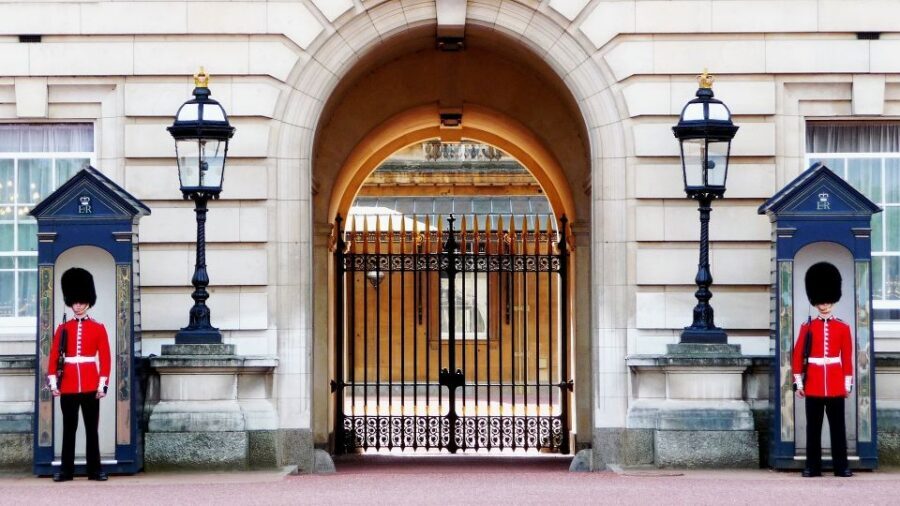London: Private Royal Tour with Changing of the Guard - Mercedes E-Class vs V-Class: comfort that matters for a timed morning or afternoon
