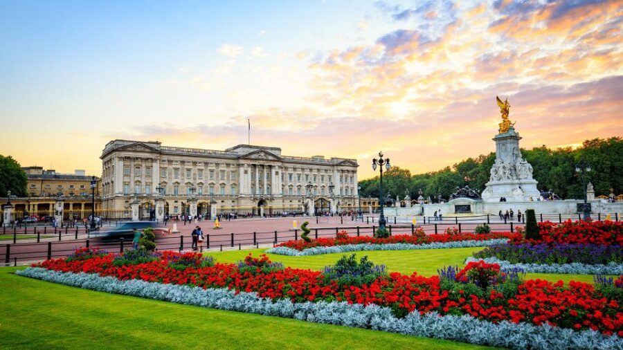 London: Royal London Tour - Starting at Victoria Coach Station and getting oriented