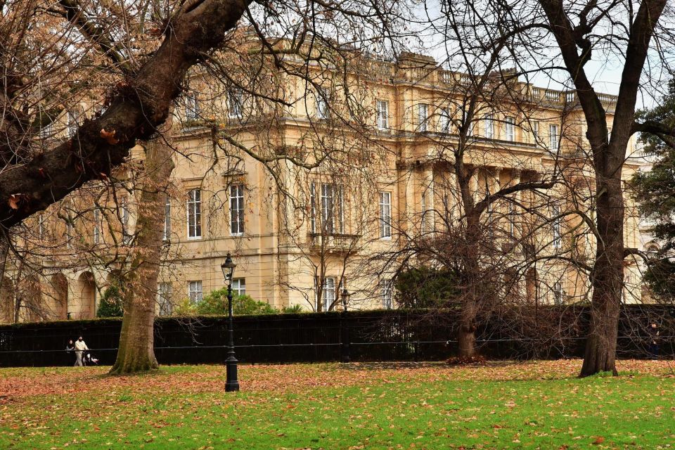 London Royal Tour - Buckingham Palace Entry - 12 guests 2,5h - Commonwealth Memorial Gate, Queen Victoria, and the politics behind the stones