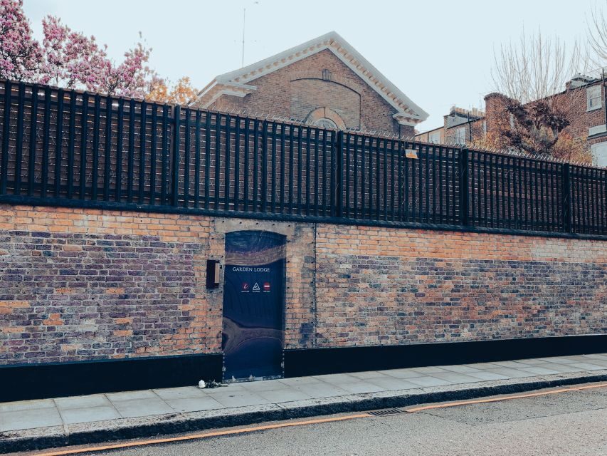 London: Secrets of Freddie Mercury Tour with a Cocktail - How this Freddie Mercury walk really works (and why it feels different)
