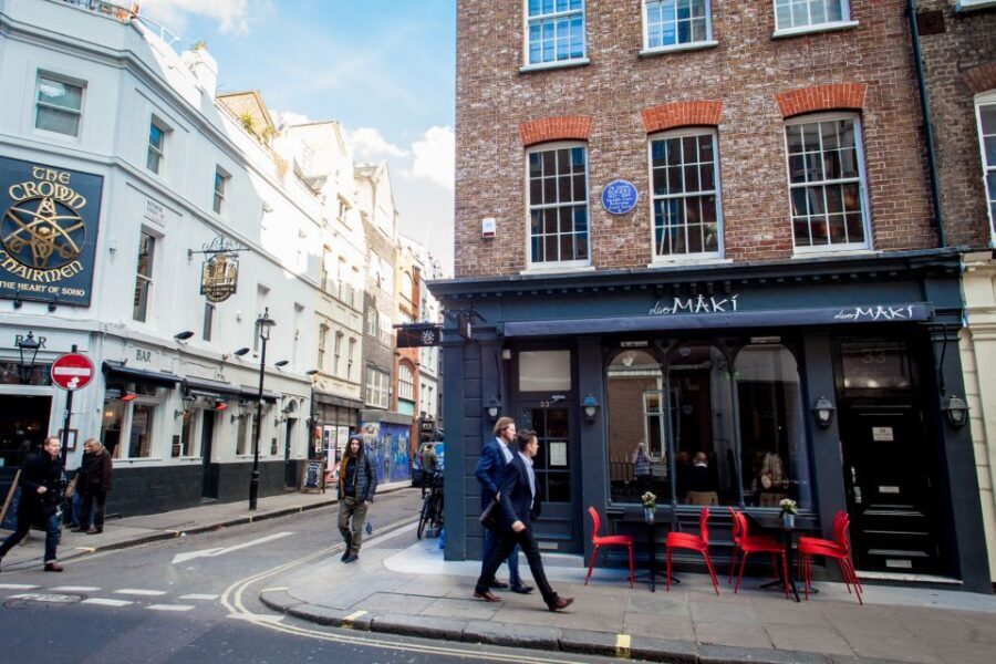 London Soho District - Guided Walking Tour 12 guests 2,5h - Carnaby Street expectations: fun shopping, but keep it realistic