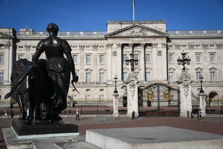 London: Top 30 Sights Walking Tour and Clink Prison Entry - Starting at the Ritz and getting your bearings fast