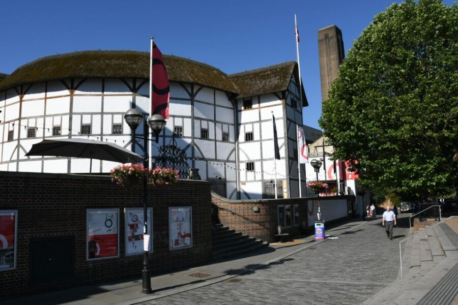 London: Top 30 Sights Walking Tour and Clink Prison Entry - Going underground at The Clink: the UK’s oldest prison in plain reality