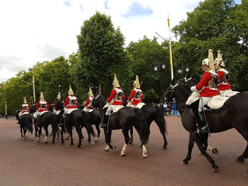 London: Top 30 Sights Walking Tour and Clink Prison Entry - Green Park to Buckingham Palace, with a real shot at Changing of the Guard
