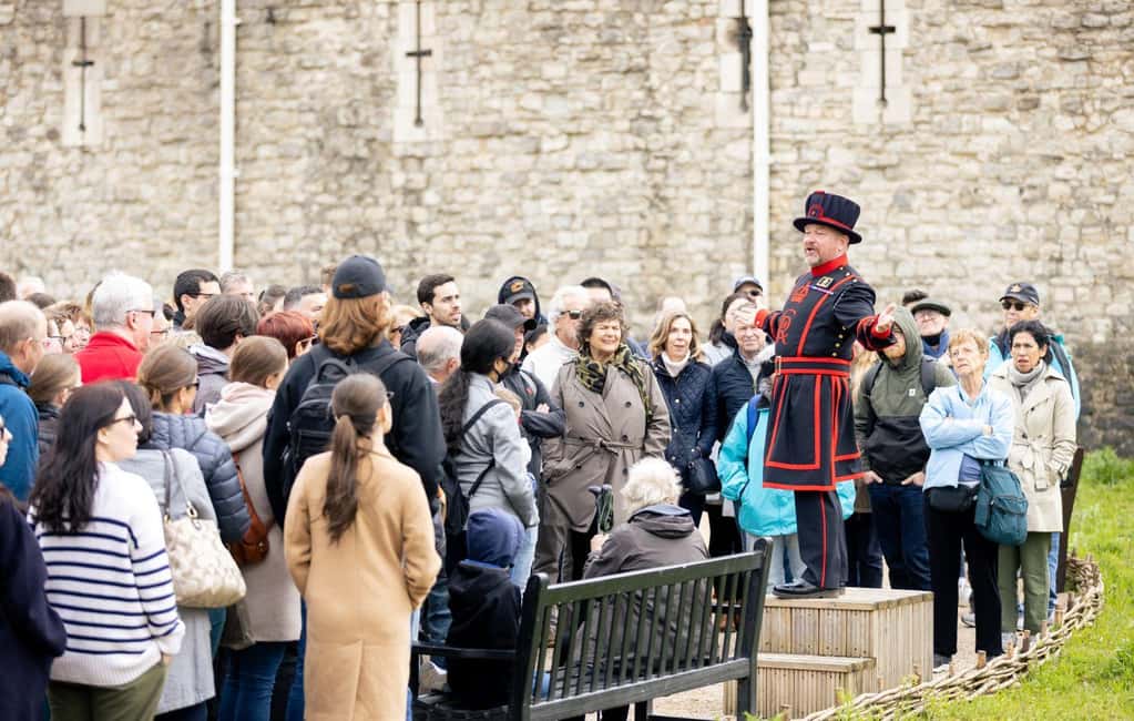 London: Tower of London & Changing of the Guard Experience - Early entry at the Tower of London: Beefeaters and skip-the-line payoff