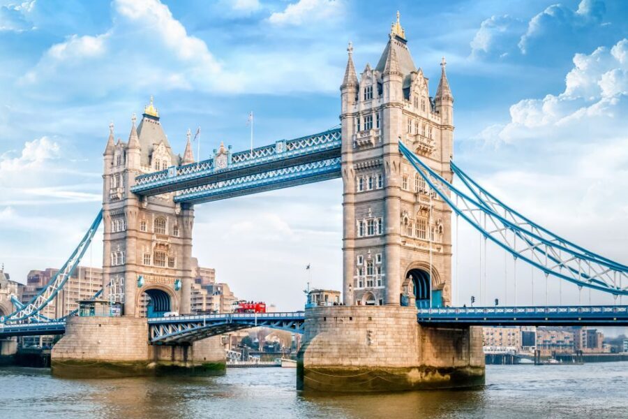 London: Tower of London Guided Tour with Crown Jewels Option - Private vs group tour: pacing, attention, and who it fits