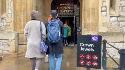 London: Tower of London Tour with Crown Jewels & Beefeaters - Meet at the Tower shop and get your bearings fast