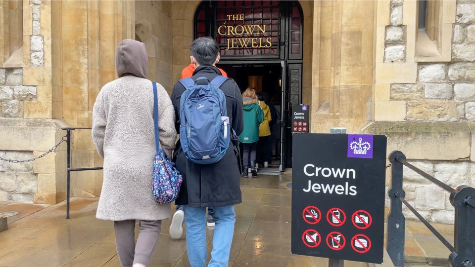 London: Tower of London Tour with Crown Jewels & Beefeaters - Meet at the Tower shop and get your bearings fast