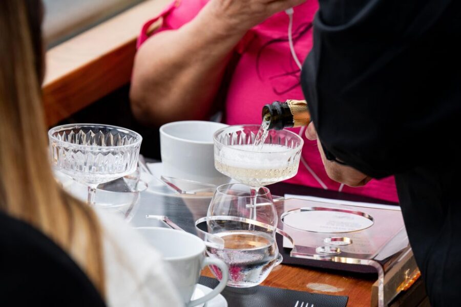 London: Traditional Afternoon Tea Tour in a Luxury Coach - Audio guide in English and French: use it, don’t just listen