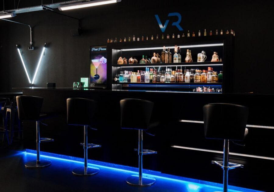 London: UK's Only 60-minute Free-Roaming VR experience - Half two: zombie shooting or an alien invasion battle (two ways to play)