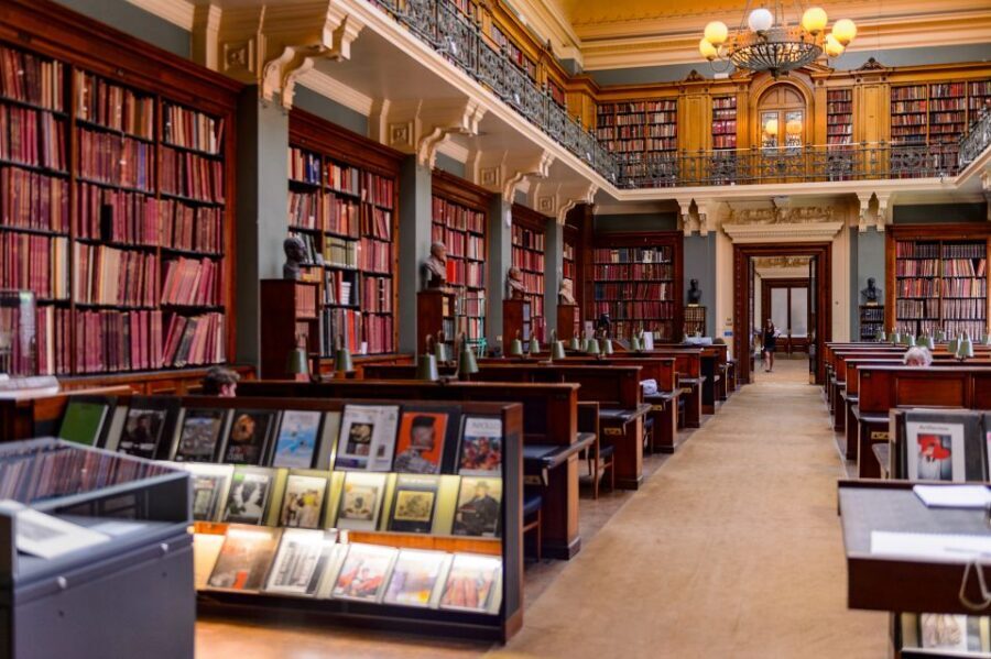 London: Victoria and Albert Museum Private Guided Tour - Entering the V&A with 145 galleries at your fingertips
