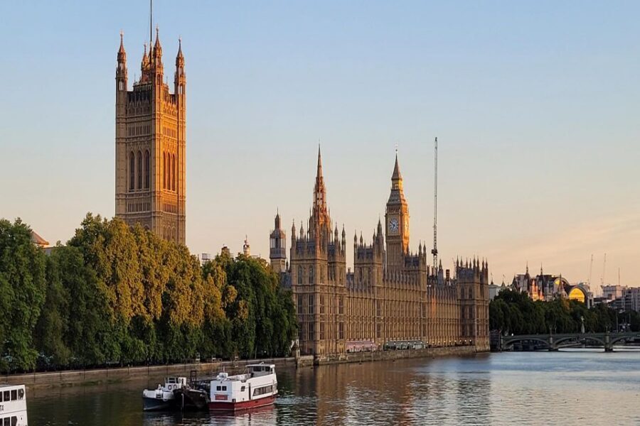 London Westminster Abbey French Tour with Fast-Track Tickets - Big Ben and the Houses of Parliament: quick stops with big context