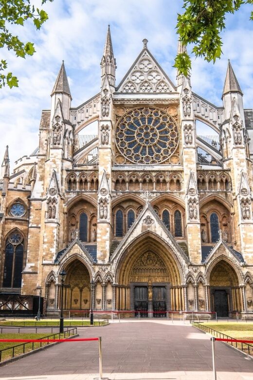 London Westminster Abbey French Tour with Fast-Track Tickets - Group size, no headsets, and the walking pace: the real-world stuff