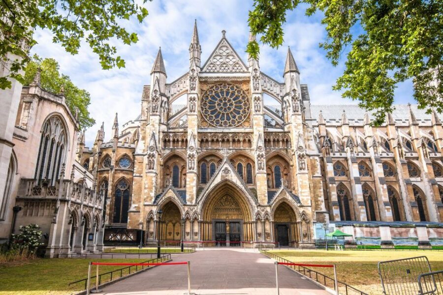 London Westminster Abbey French Tour with Fast-Track Tickets - Meeting at Sir Winston Churchill’s statue: how the tour starts strong