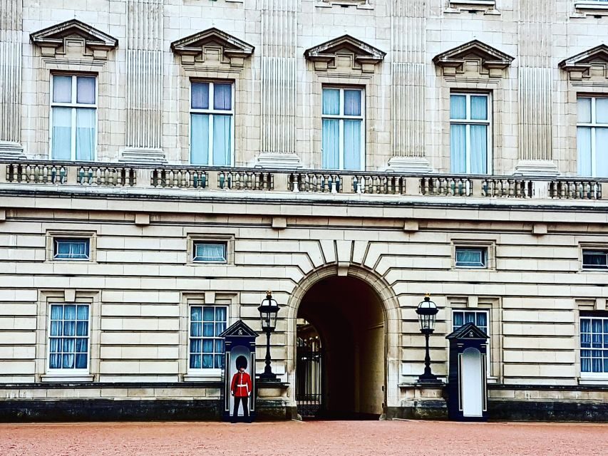 London: Westminster Walking Tour & Westminster Abbey Visit - Trafalgar Square and Whitehall: politics dressed in history