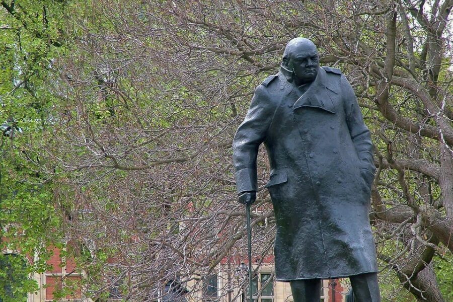 London: Winston Churchill Walking Tour with War Rooms Ticket - Posing Between Churchill and Roosevelt: The Human Side of Alliances