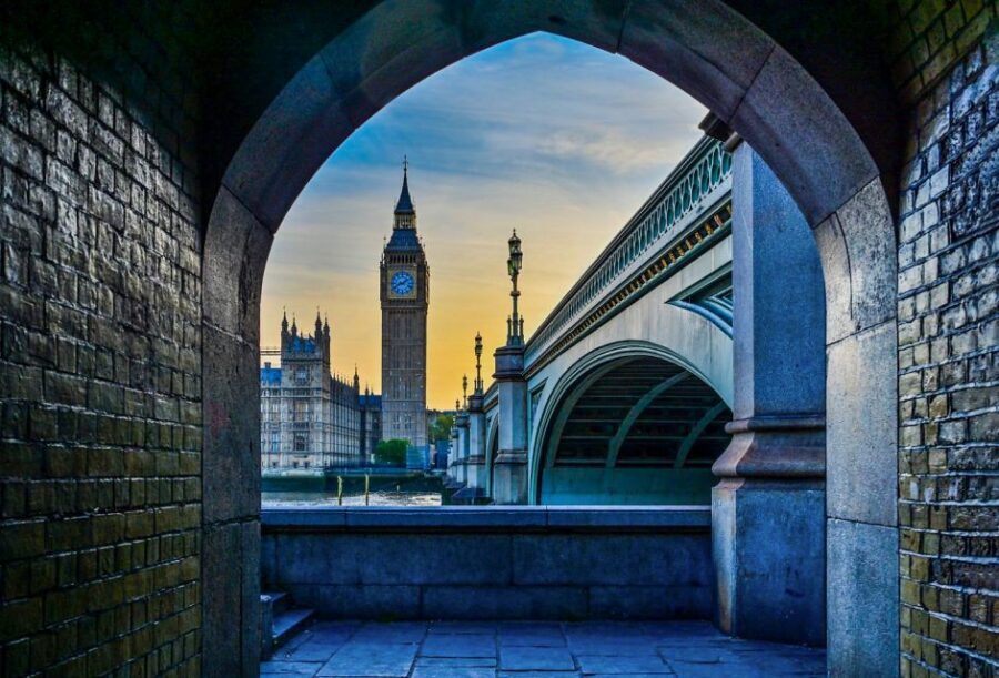 Night Photography Tour in London - Starting outside Caffè Nero (Westminster Station): getting set before the lights