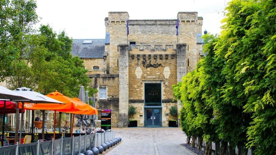 Oxford: City Tour & Exploration Game - Small Alleyways and Side Streets: The Hidden-By-Design Part