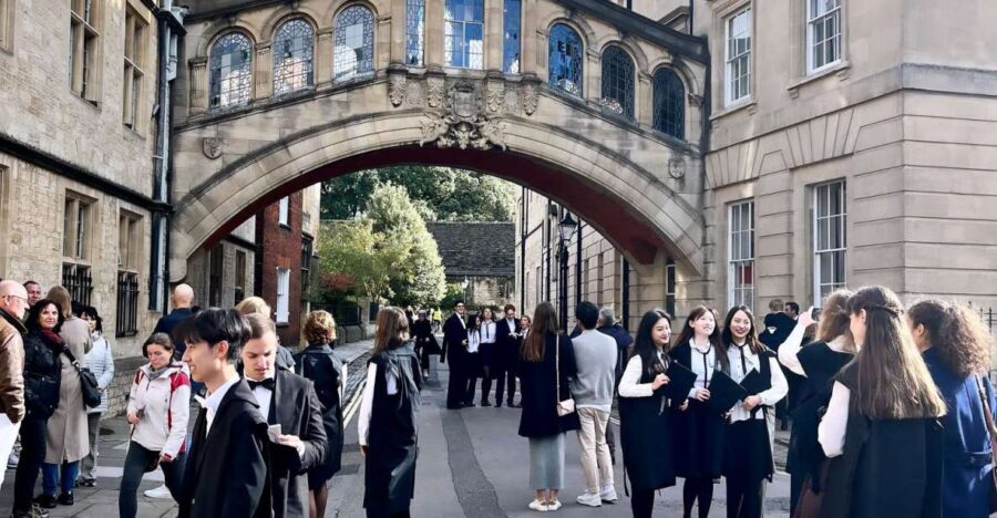 Oxford: City & University Tour with College entry included - Bridge of Sighs and the Bodleian Library: power and learning, side by side