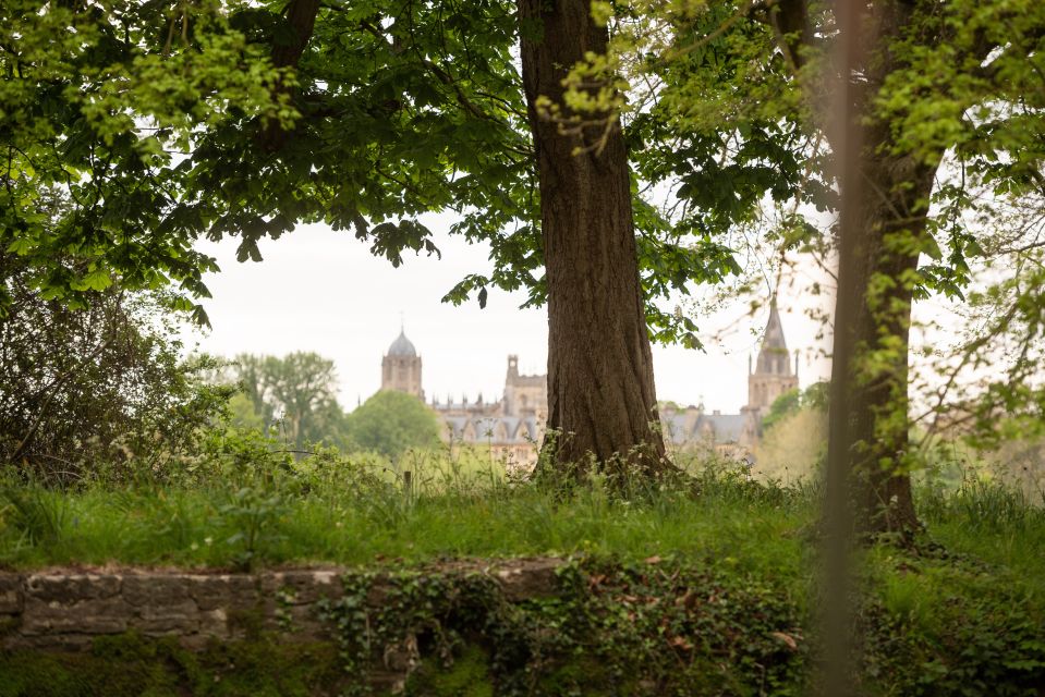 Oxford: Evening Sightseeing River Cruise with a Cocktail - Rain or shine tips: what to bring for an evening on the Thames