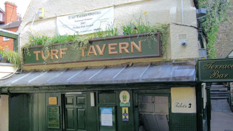 Oxford: Historic Pubs & Taverns Guided Walking Tour - The Oxford streetside stops: High Street atmosphere and the Turf Tavern story