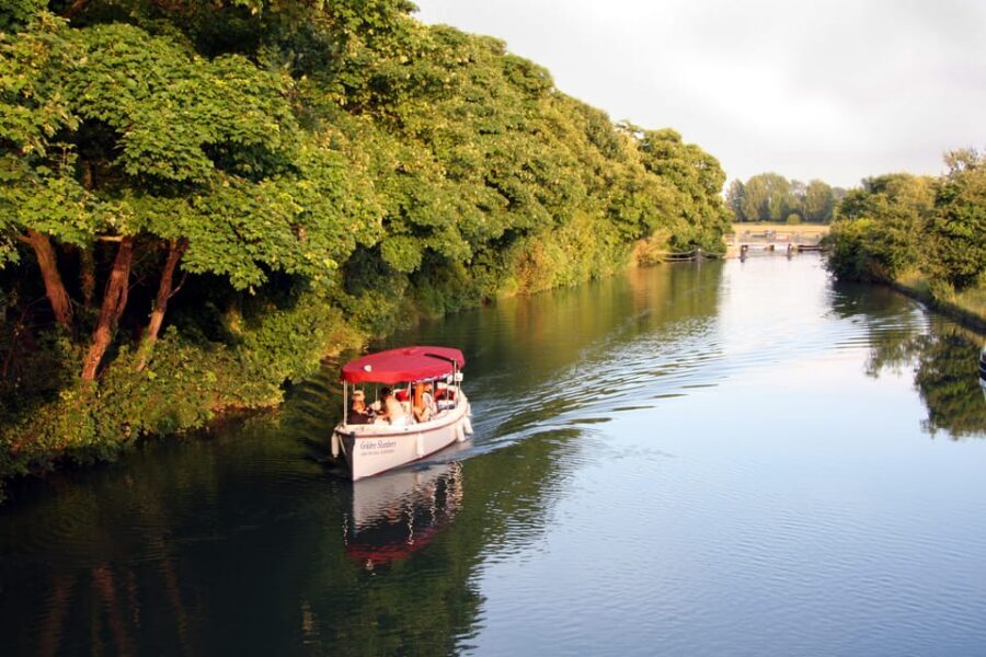 Oxford: Scenic Sightseeing Cruise with Gourmet Picnic - How the guide shapes the ride: stories, humor, and local detail