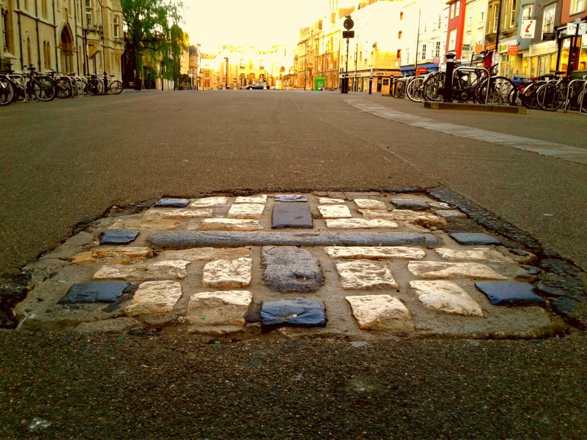 Oxford University: Guided Small Group Walking Tour - Meeting on Broad Street: the easiest Oxford start point