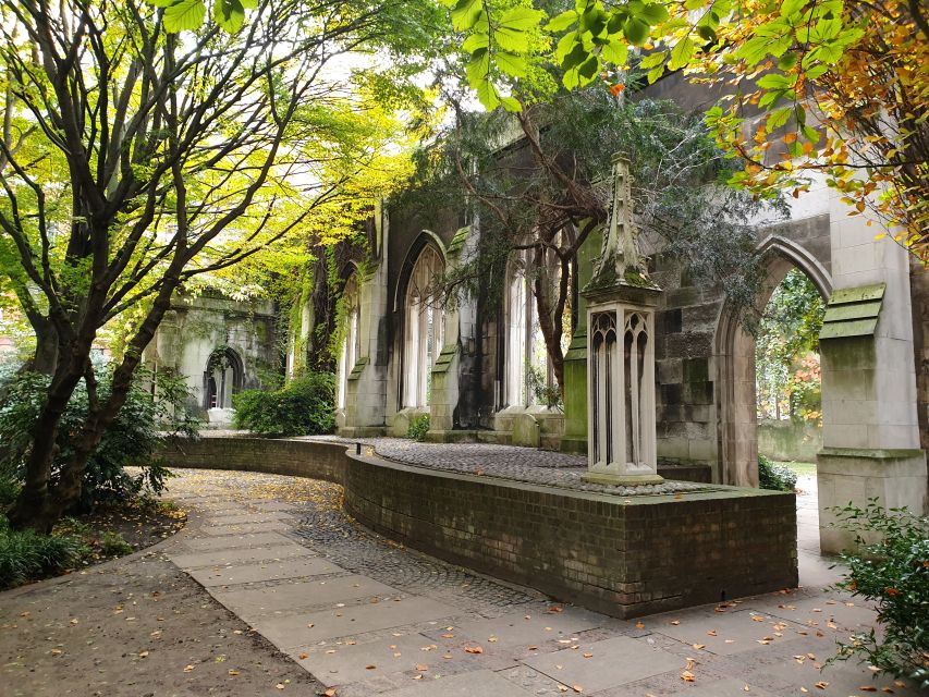 Roman Ruins to Blitz Bombings: London's Fiery History - Guildhall and St Paul’s Cathedral: authority and rebuilding in one view