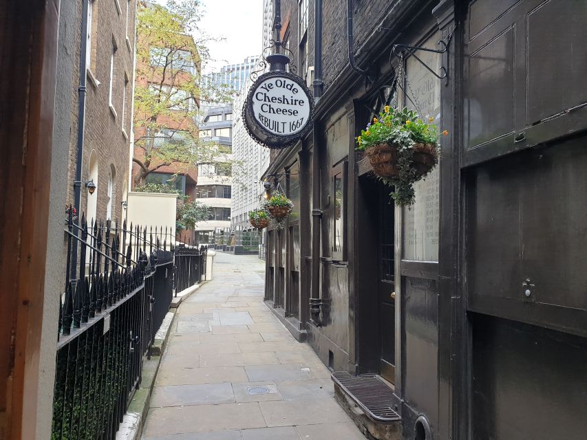 Roman Ruins to Blitz Bombings: London's Fiery History - A 2-hour loop that makes the City of London click