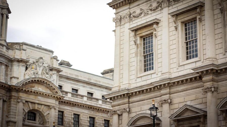 Royal London: from Saxons to Tudors & Stuarts Walking Tour - Rain, shoes, and water: the practical checklist that makes this tour comfortable