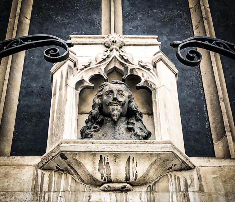 Royal London: from Tudors & Stuarts to Windsors Walking Tour - The Coronation Route Walk and the Balcony Kiss Detail