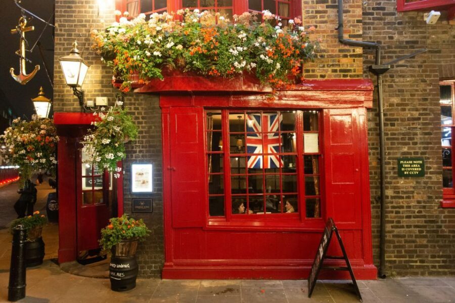 The London Historic Pubs Tour - Dickens Inn and St Katherine’s Dock Marina: beer with a literary glow