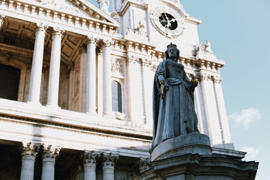 The Old City of London - Guided Walking Tour 12 guests 2,5h - Guildhall and the Bank of England: power buildings with a walking-lens