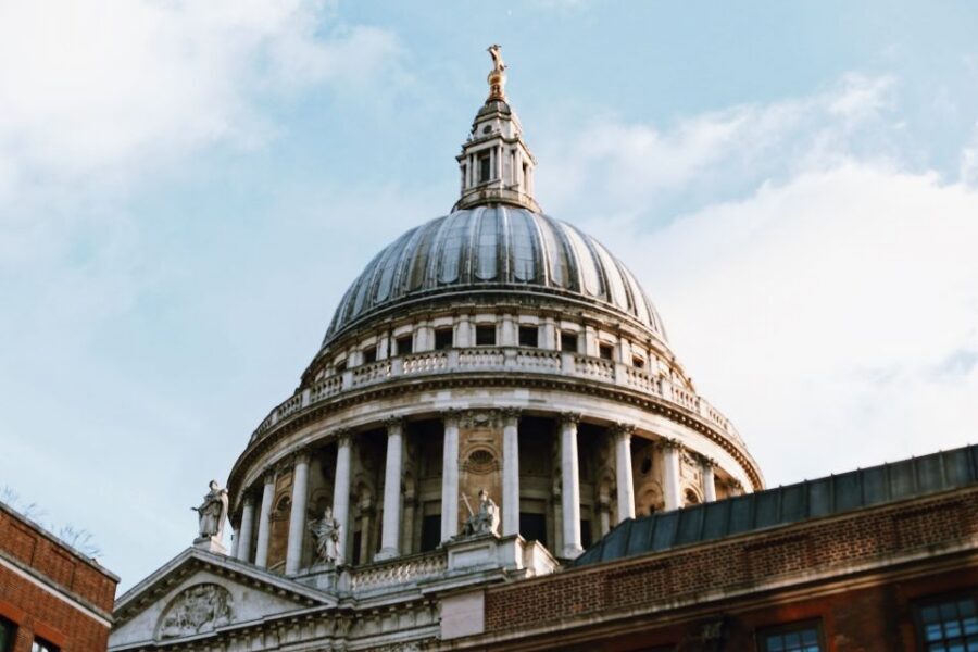 The Old City of London - Guided Walking Tour 12 guests 2,5h - Thames stroll and bridge comparisons: Tower Bridge versus Millennium Bridge
