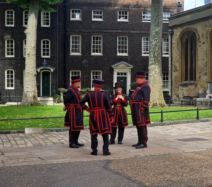 Tower of London Crown Jewels and English Royal History Tour - Timed entry starts at Starbucks, not in a queue