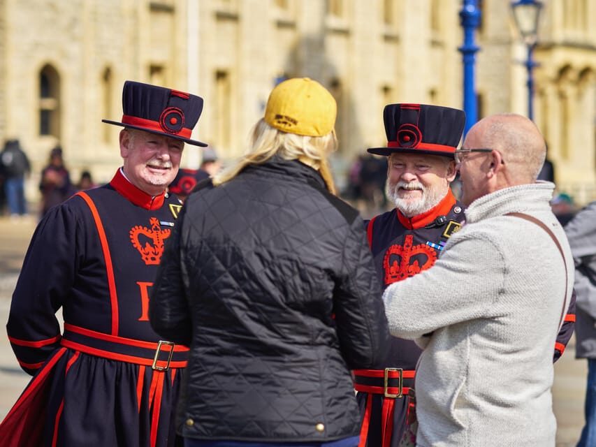 VIP Tower of London Beefeater Meet & Greet and Royal London - Photo Time with Mounted Cavalry: Make It Yours