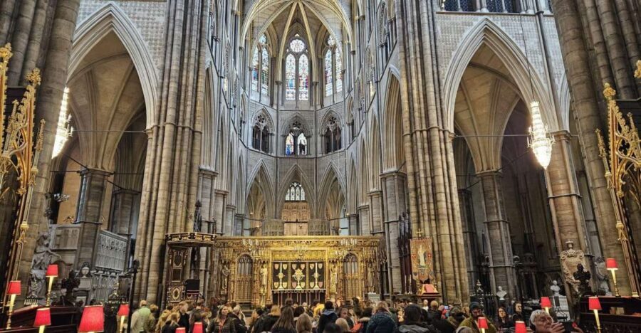 VIP Westminster Abbey & Upper Gallery and Buckingham Palace - Queen Diamond Jubilee Galleries: Artifacts and Stories You Can Follow