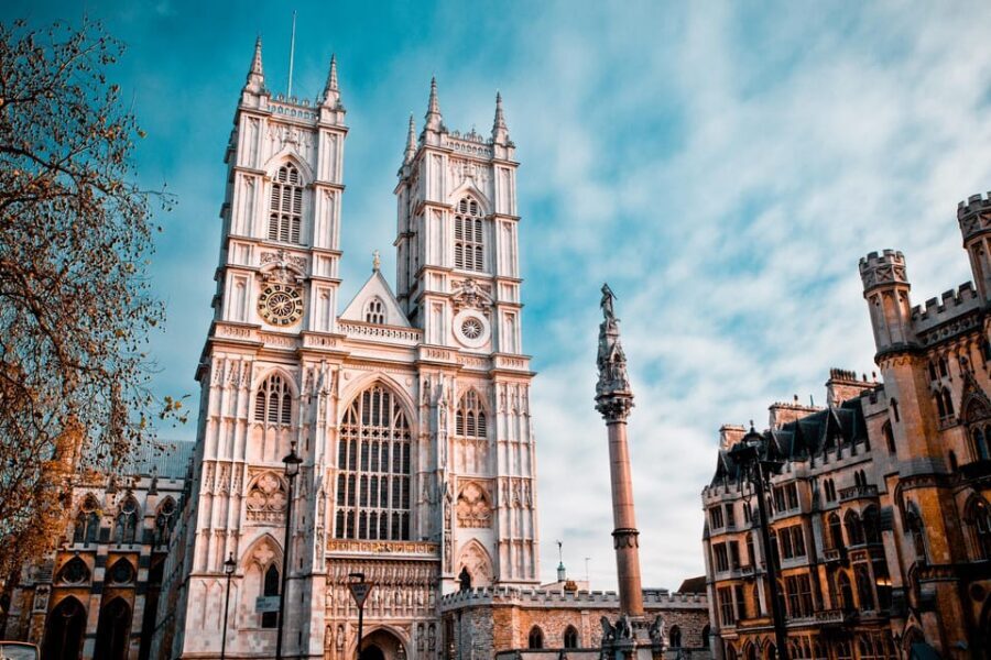 VIP Westminster Abbey & Upper Gallery and Buckingham Palace - Cloisters First: Where You Feel the Quiet Power